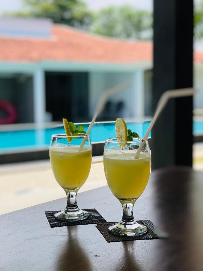 Bony'S Holiday Inn Негомбо Екстериор снимка