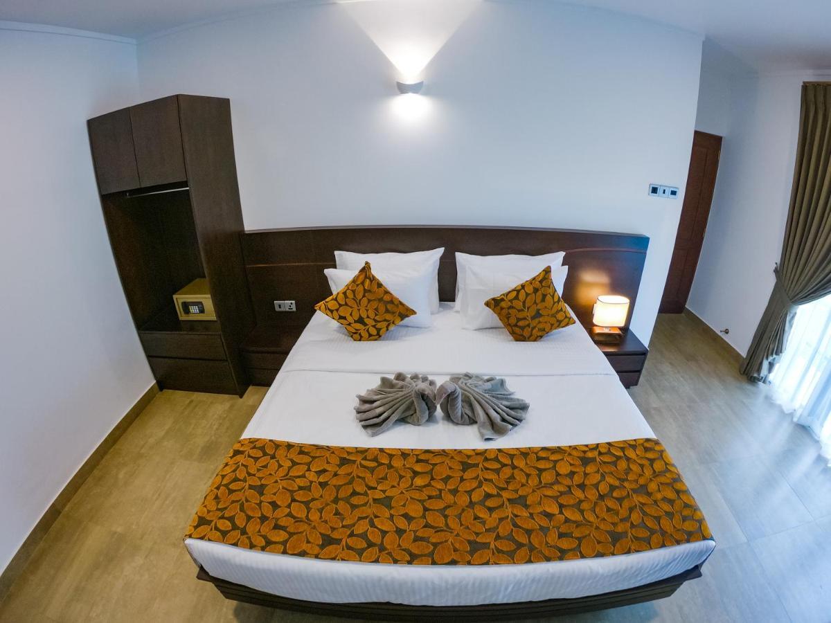 Bony'S Holiday Inn Негомбо Екстериор снимка