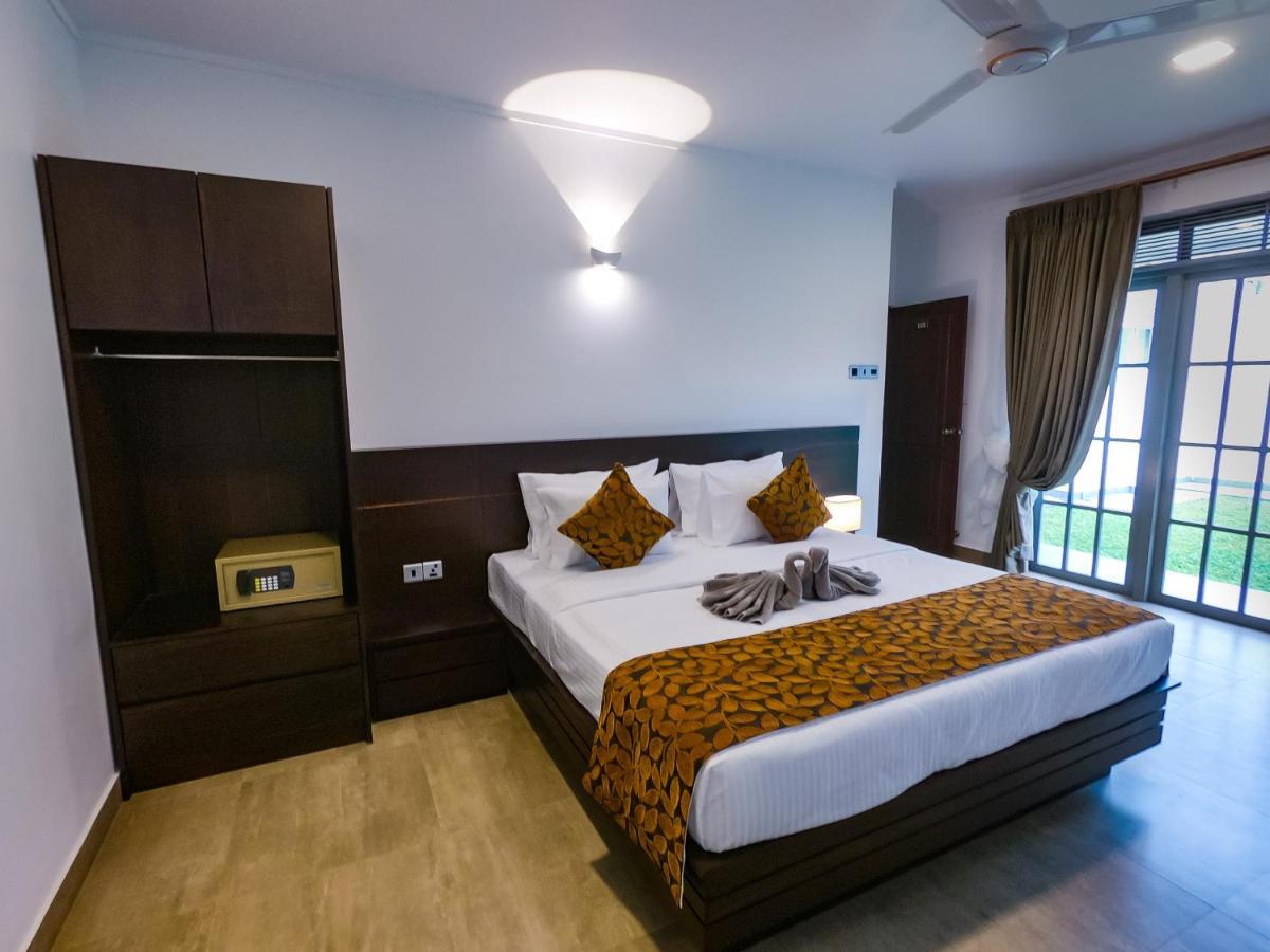Bony'S Holiday Inn Негомбо Екстериор снимка