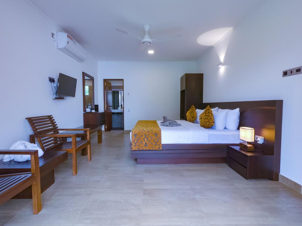 Bony'S Holiday Inn Негомбо Екстериор снимка